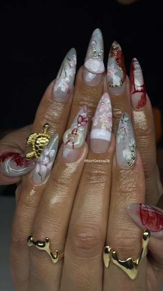 Fancy+ Nail Art Beispiel mit aufwendigen 3D-Charms