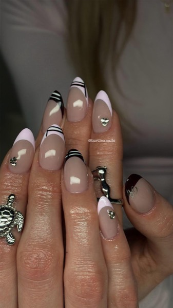 Medium Nageldesign mit Airbrush und Charms